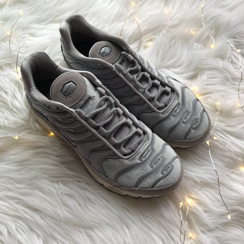 Nike Air Max Plus LX  velvet sneakers size 7.5 - Picture 4 of 8